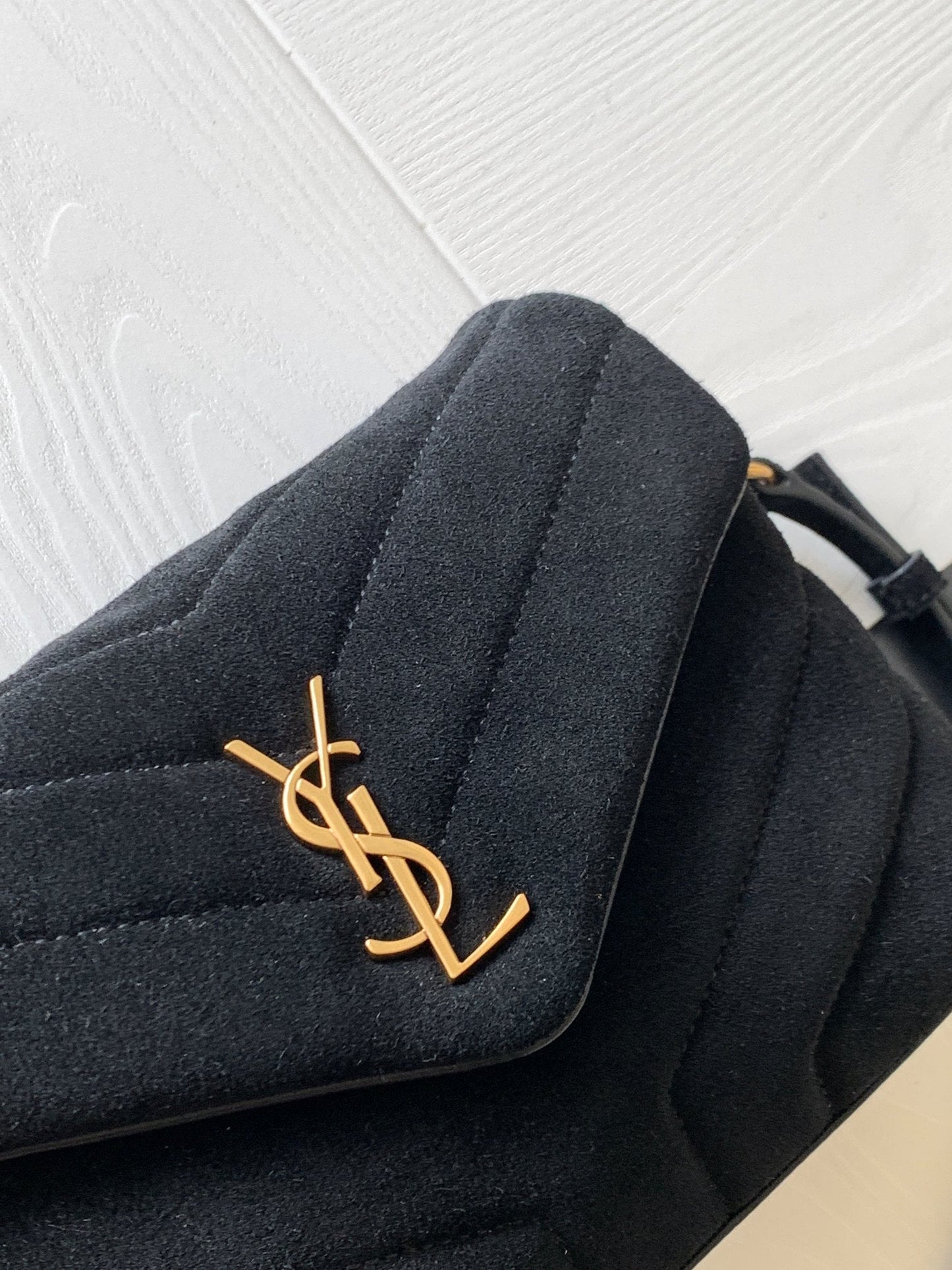 YSL Loulou 20 Black Velvet 20x14x7cm