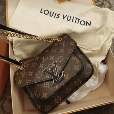 Lo vu passy chain messenger bag