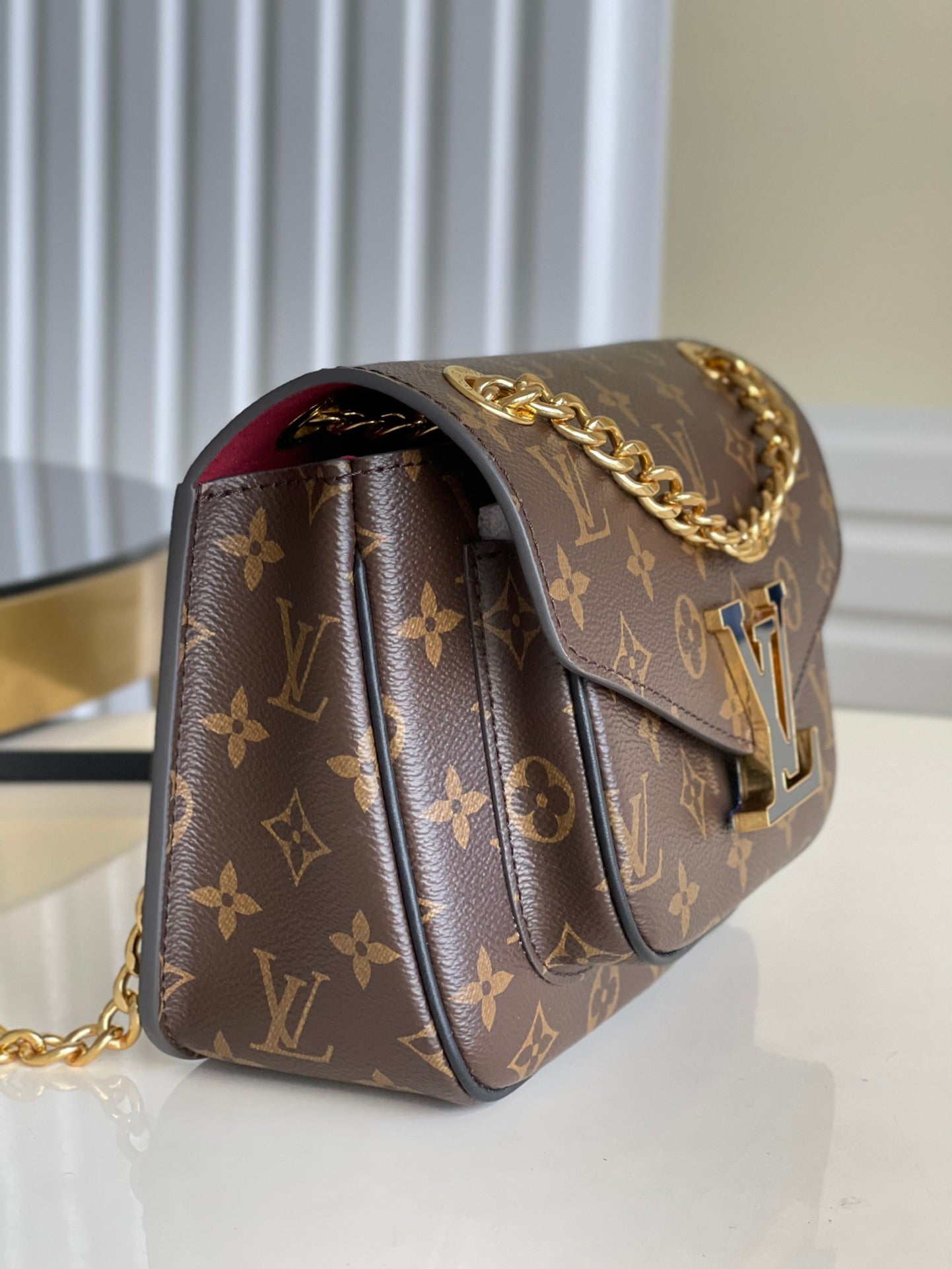 Lo vu passy chain messenger bag