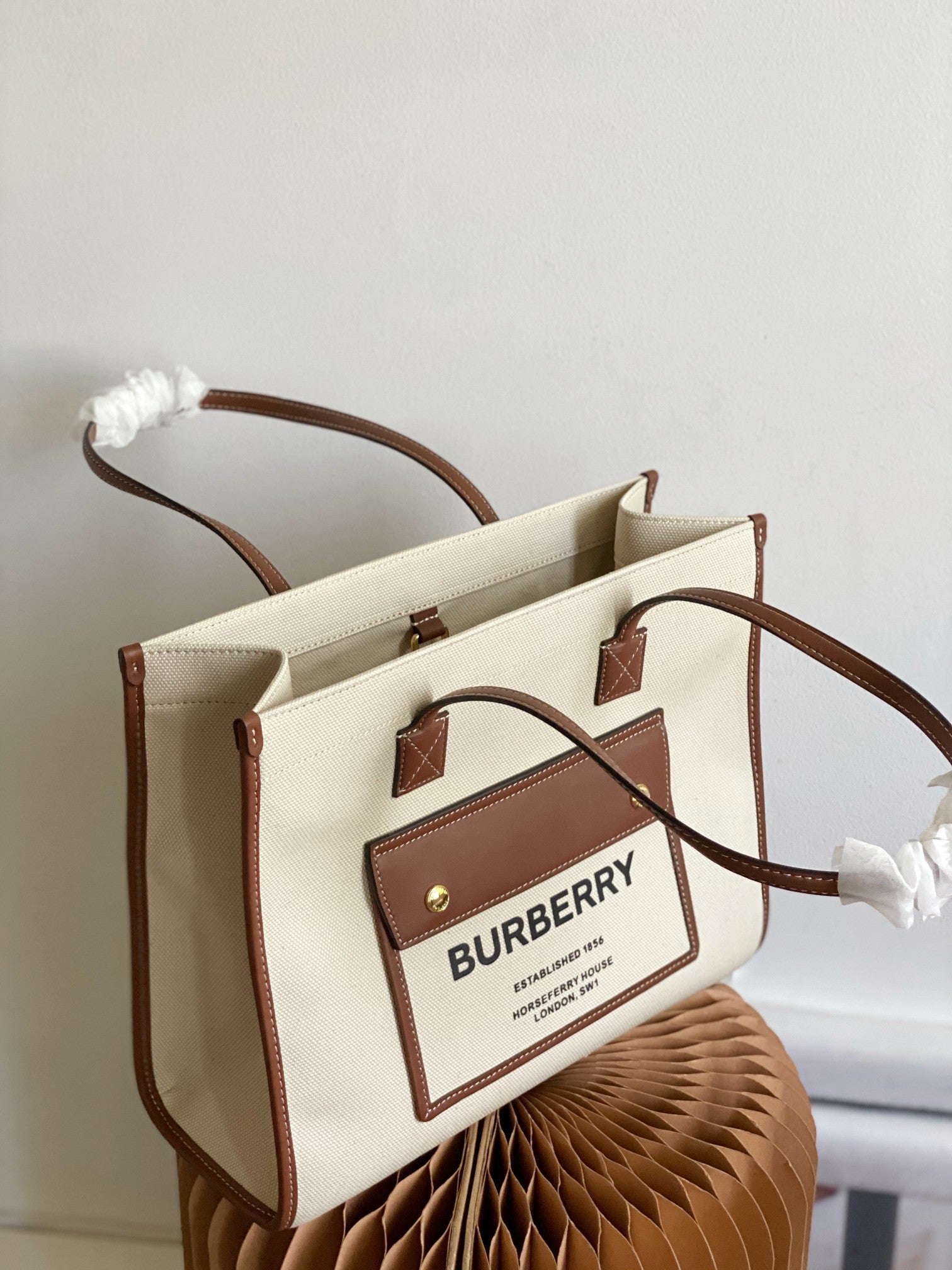 Burberry White Freya Tote Bag 33x12.5x26cm
