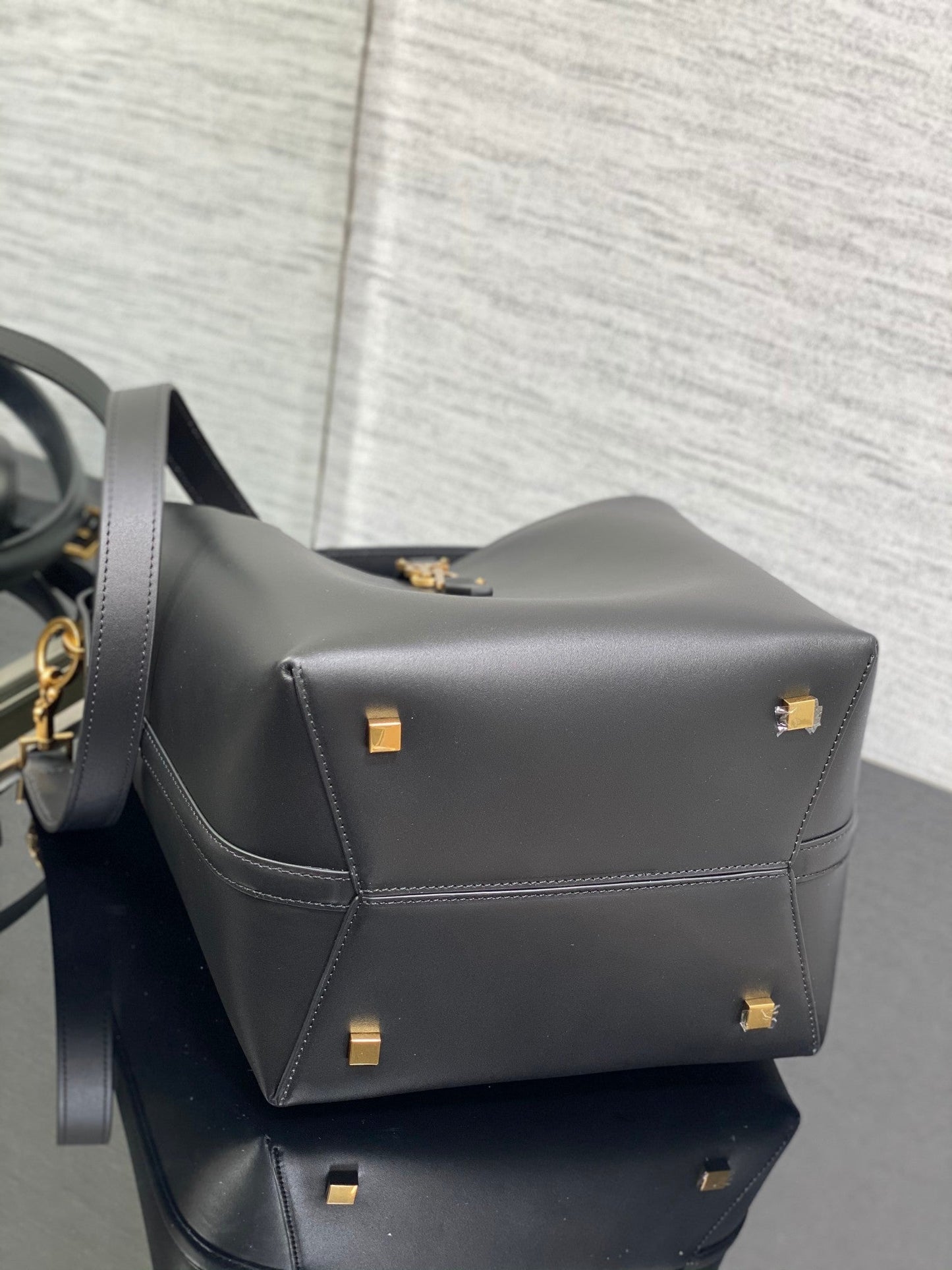 YSL Le 37 In Black Shiny Leather - 20 X 25 X 16 CM